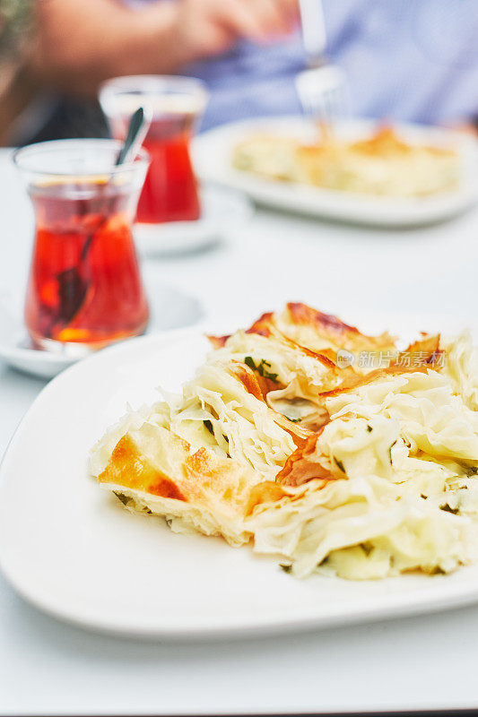 Su borek，土耳其派配奶酪和茶